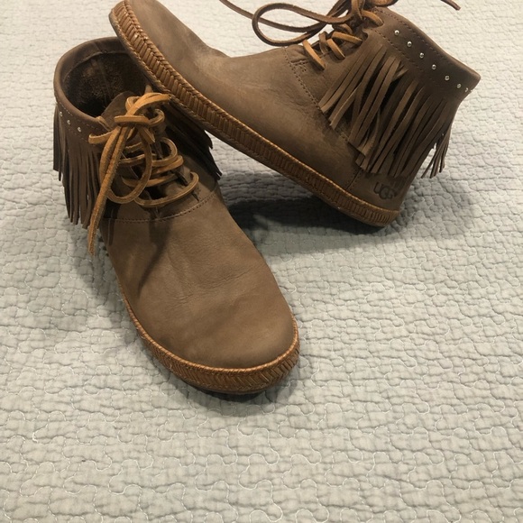 UGG ALEXIA DARK CHESTNUT NUBUCK LEATHER FRINGE STUDDED MOCCASIN ANKLE BOOTS SZ 6 - Picture 1 of 9